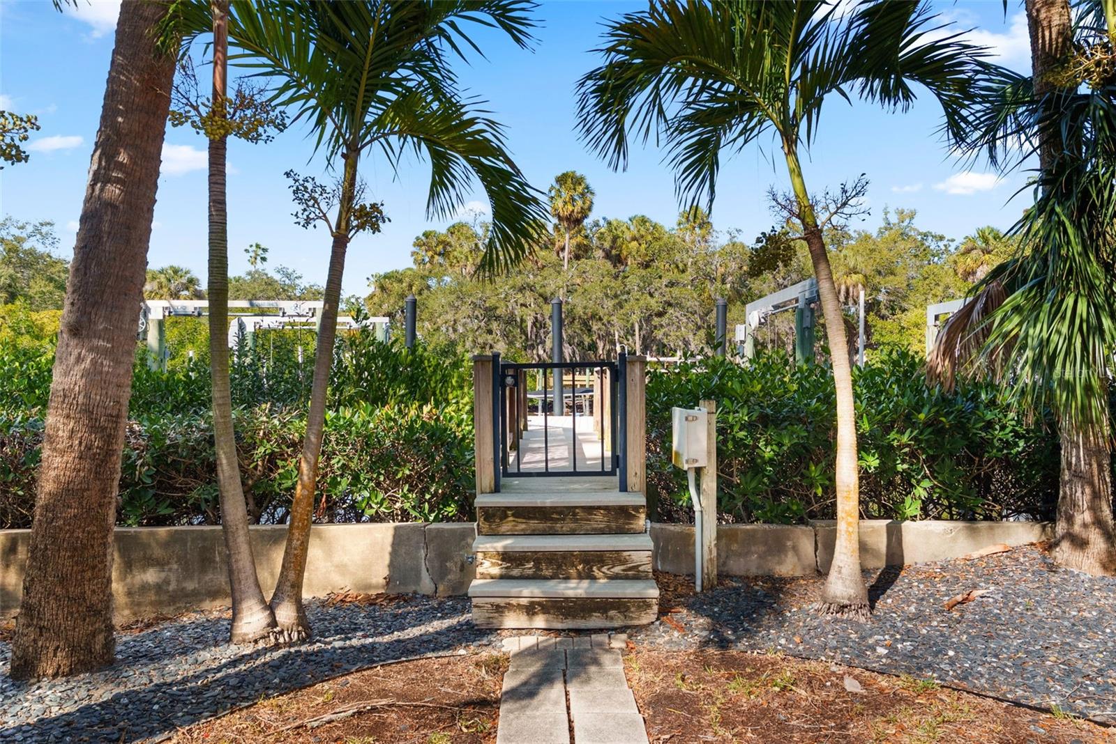 Listing photo id 11 for 808 Bayside Drive