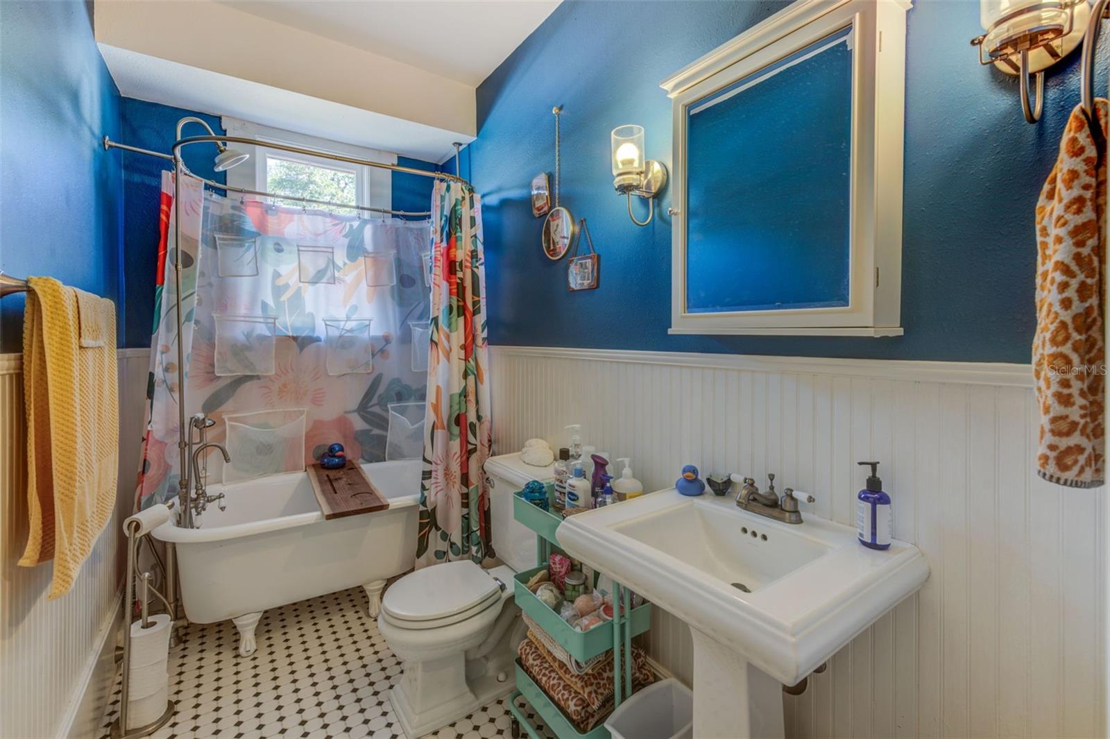 Image 11 of 36 For 615 Grove Street N