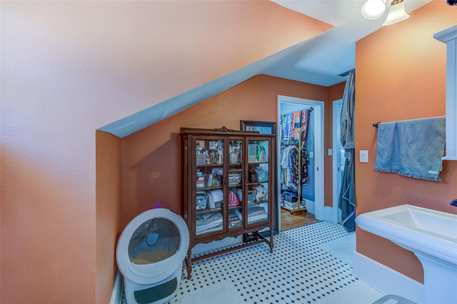 Image 21 of 36 For 615 Grove Street N