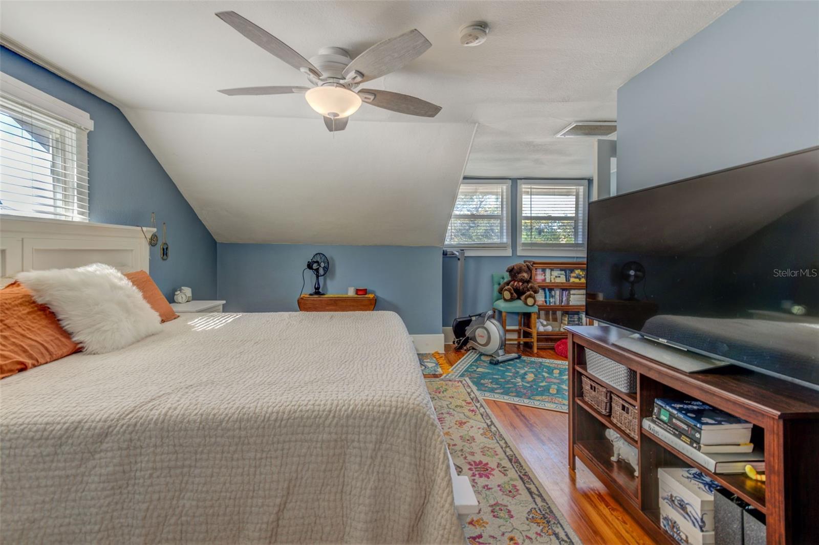 Image 24 of 36 For 615 Grove Street N