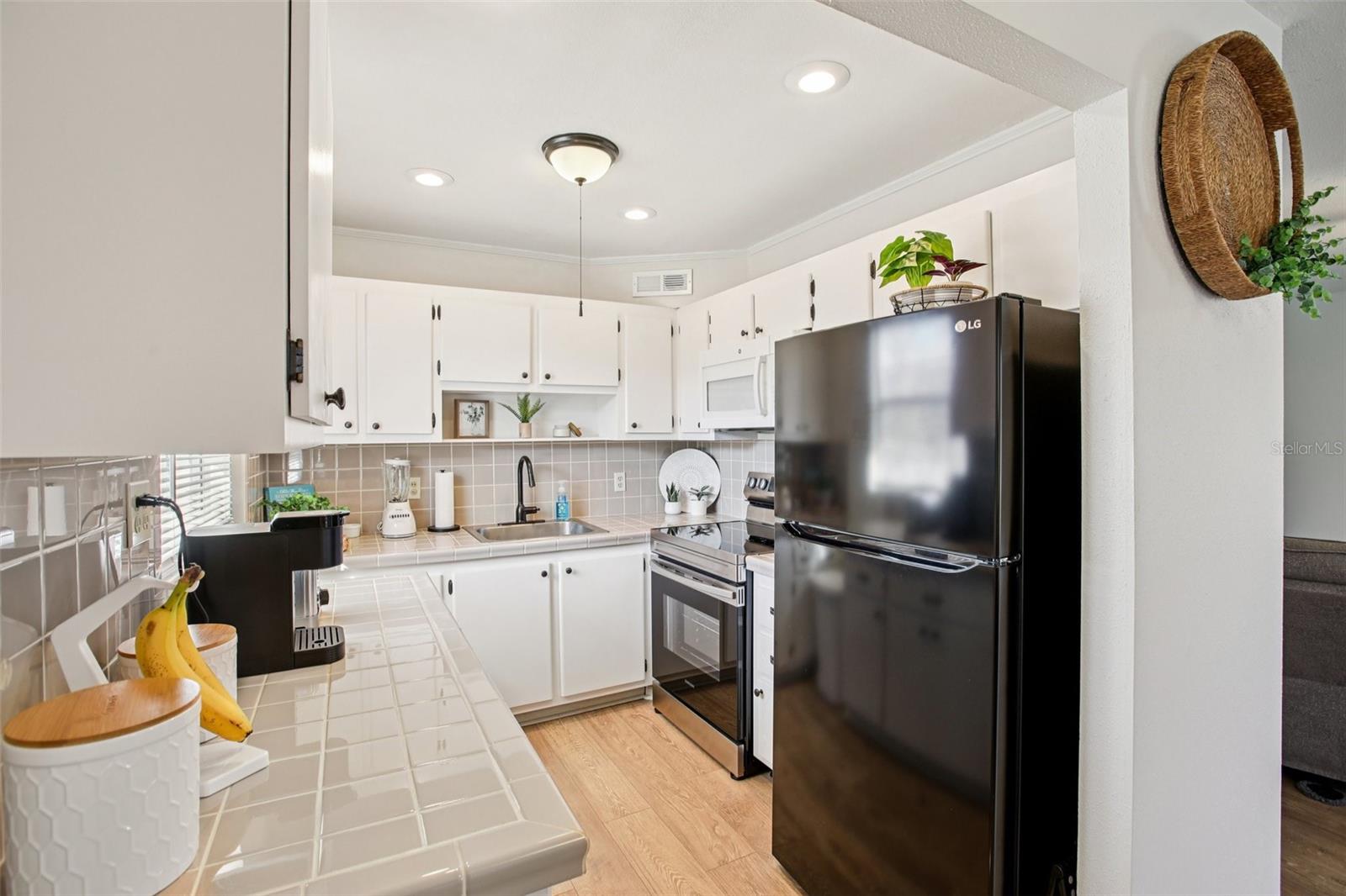 Image 11 of 57 For 202 Bedford Trail 116