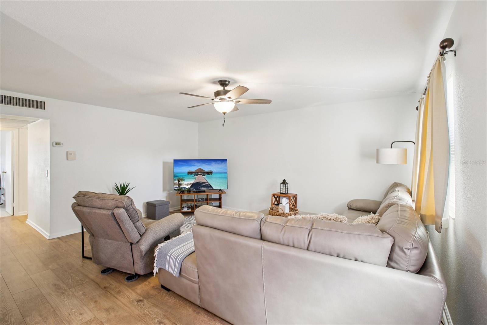 Image 4 of 57 For 202 Bedford Trail 116