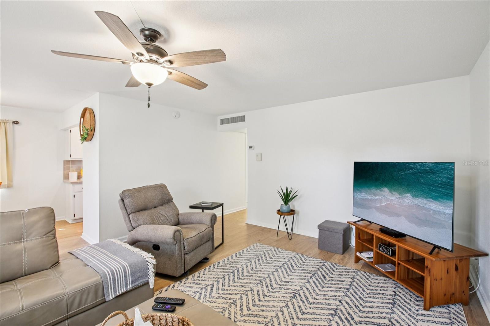 Image 6 of 57 For 202 Bedford Trail 116