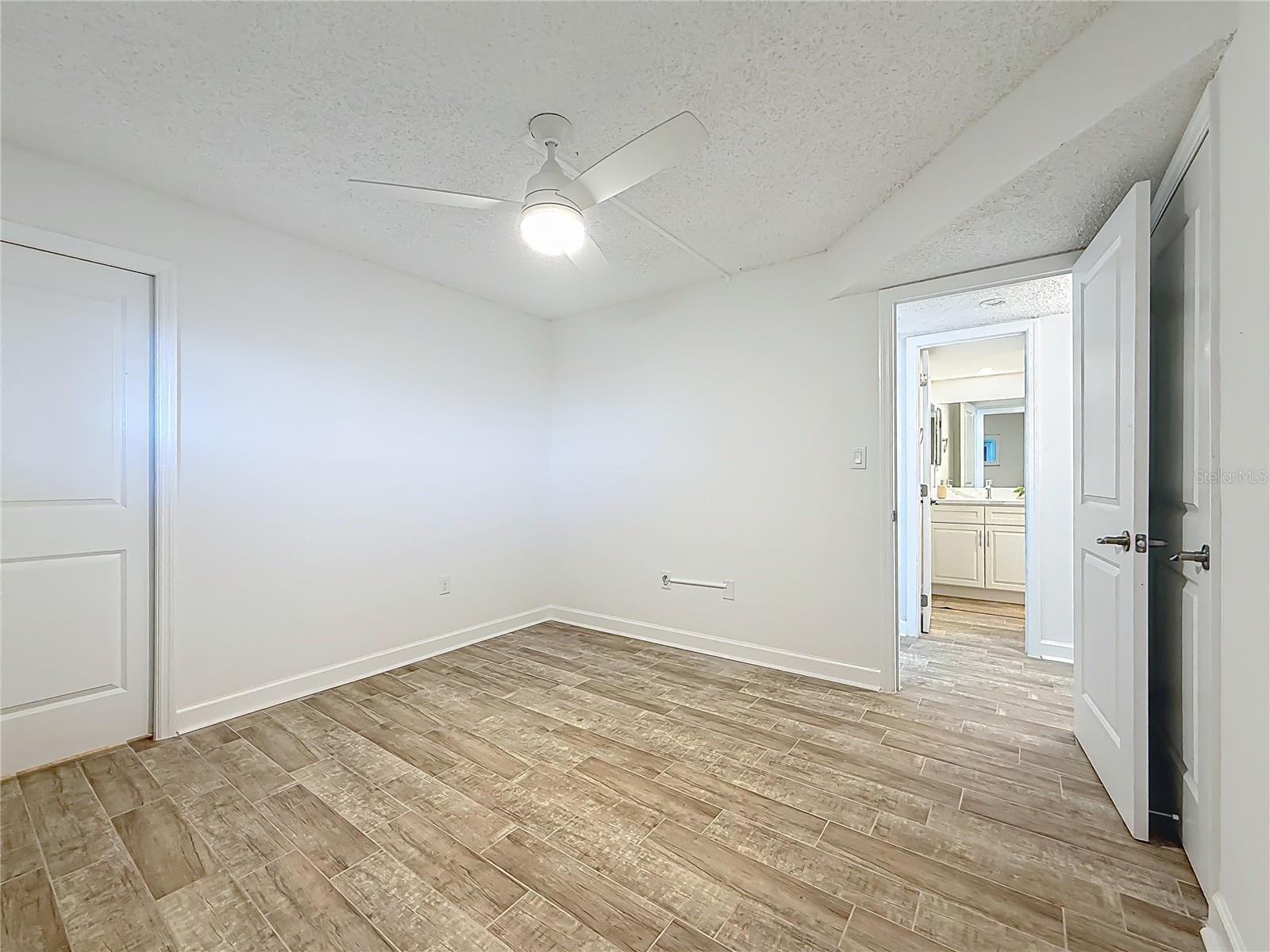 Image 16 of 42 For 4550 Cove Circle 106