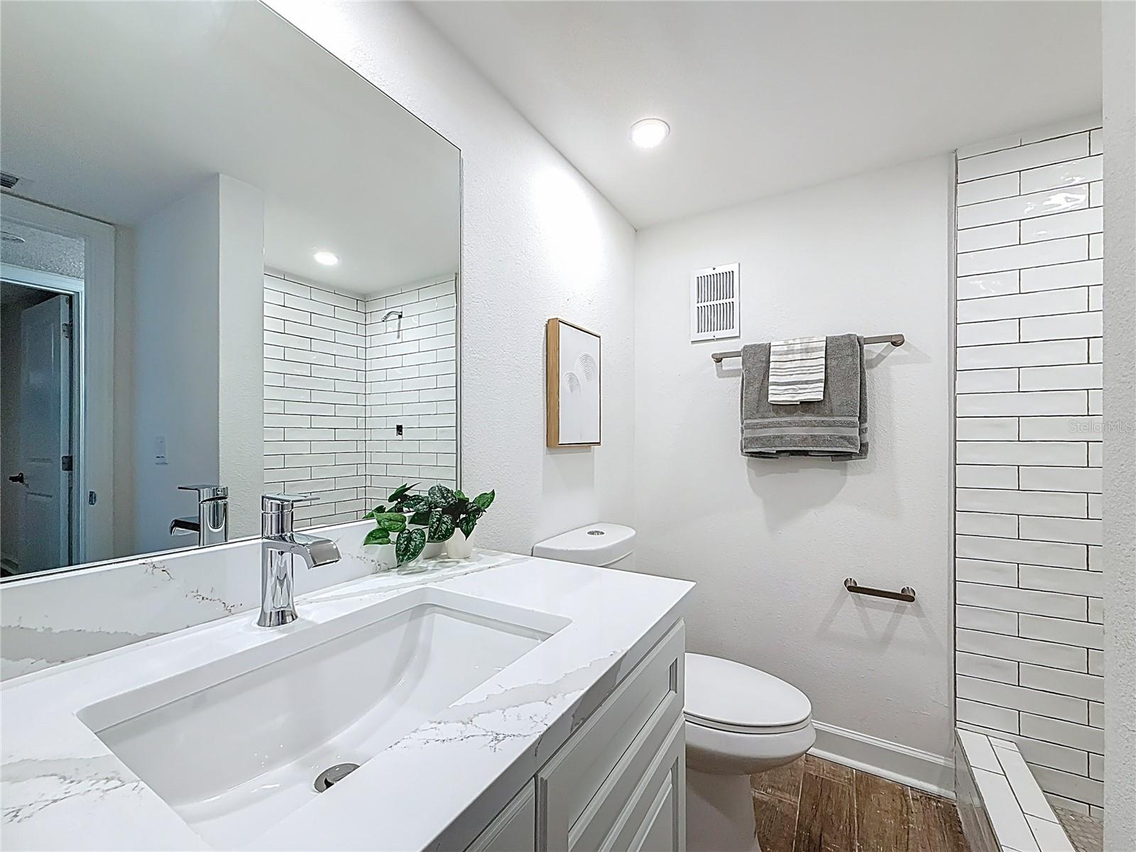 Image 17 of 42 For 4550 Cove Circle 106