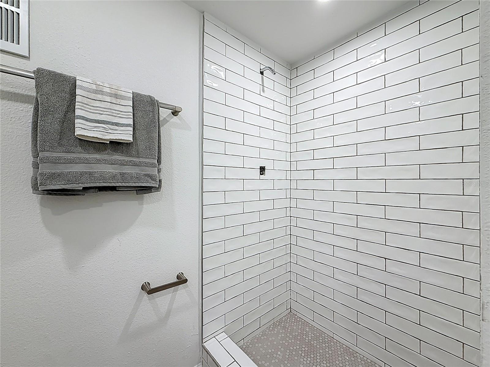 Image 18 of 42 For 4550 Cove Circle 106