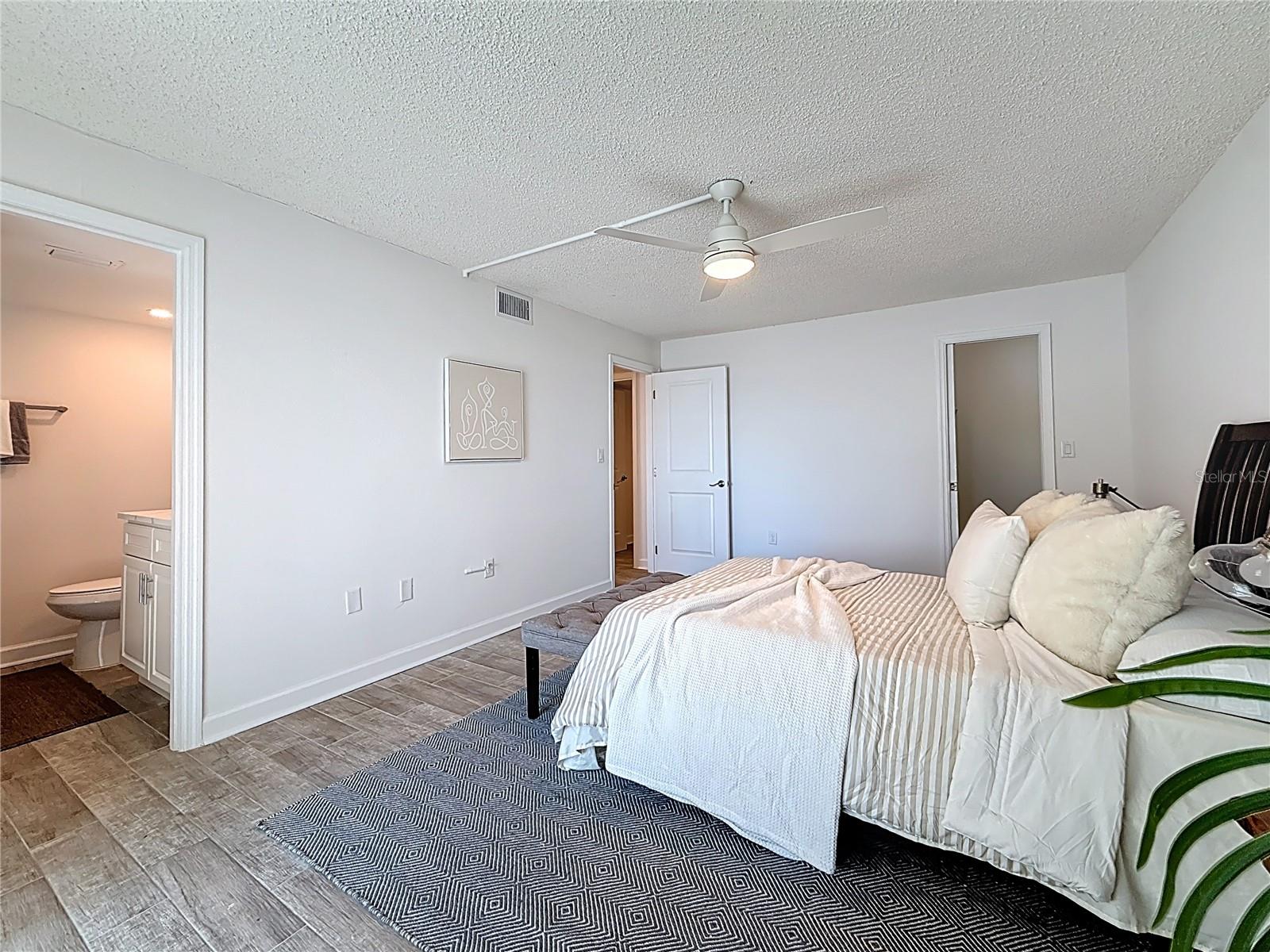 Image 21 of 42 For 4550 Cove Circle 106