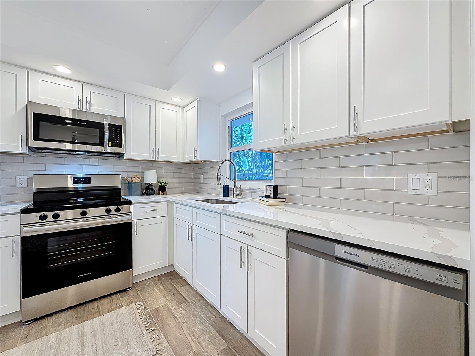 Image 4 of 42 For 4550 Cove Circle 106