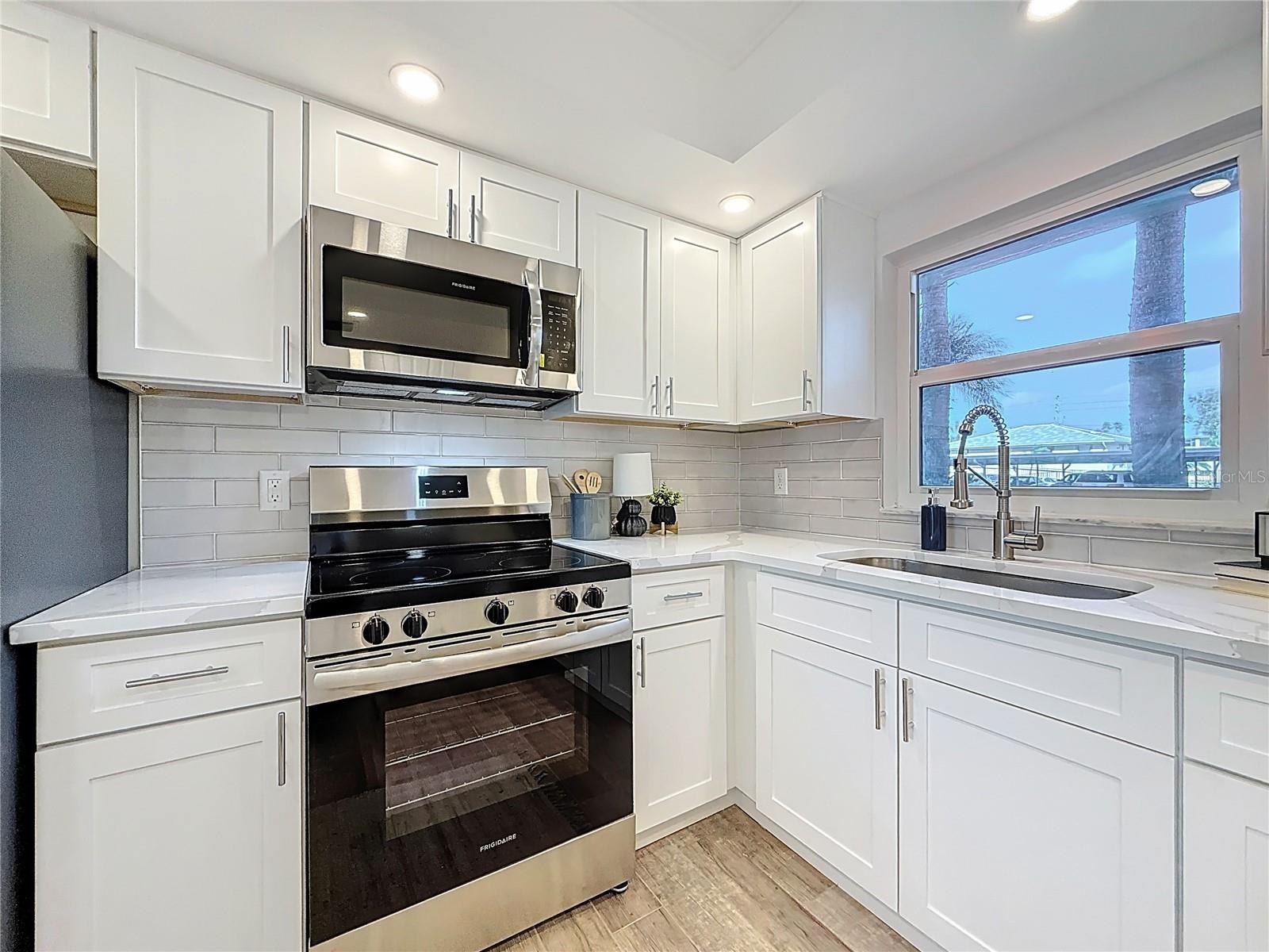 Image 6 of 42 For 4550 Cove Circle 106