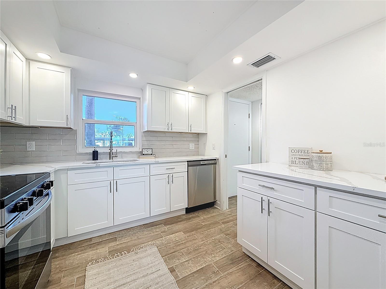 Image 8 of 42 For 4550 Cove Circle 106