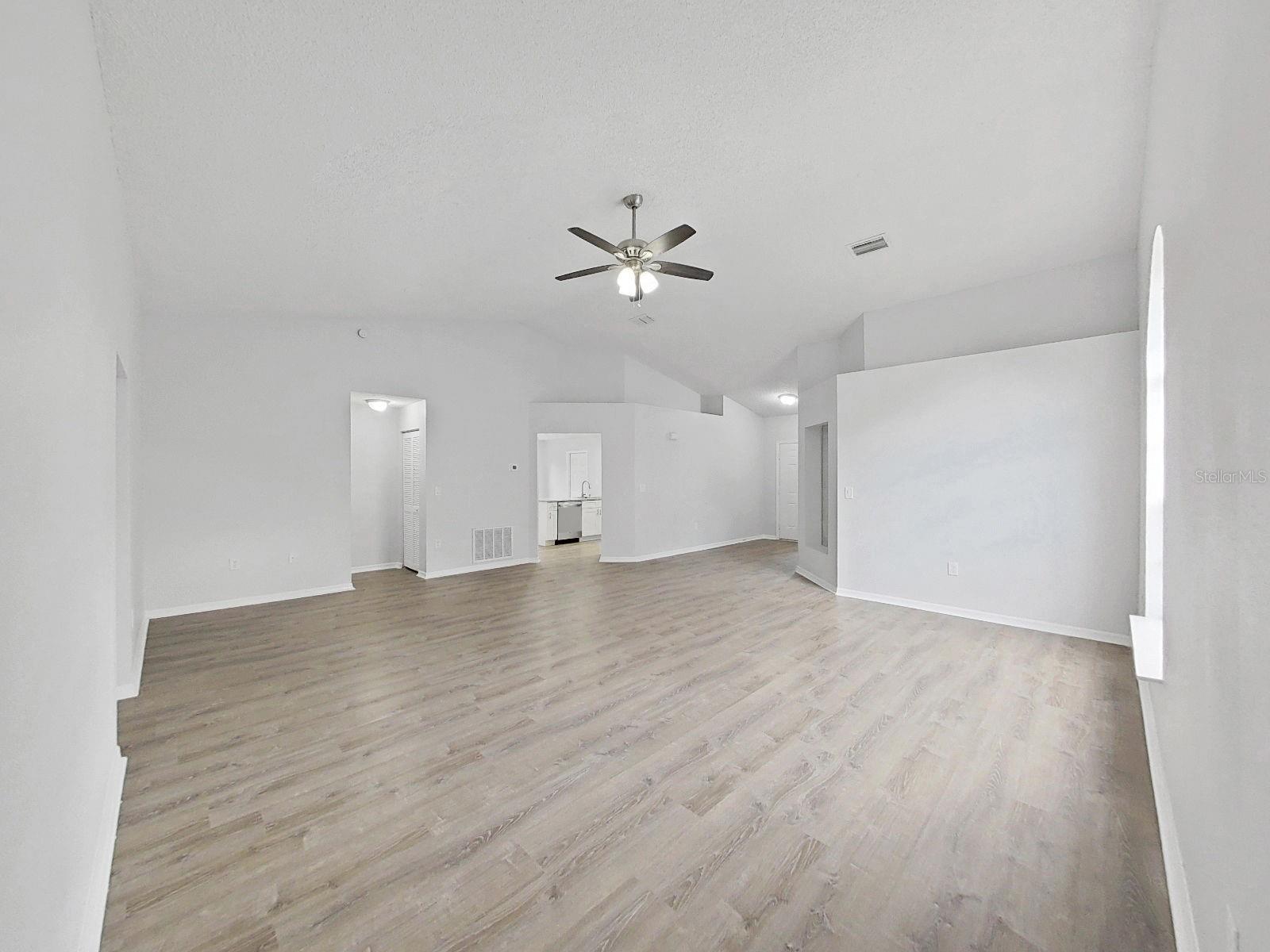 Listing photo id 12 for 4305 Northampton Drive