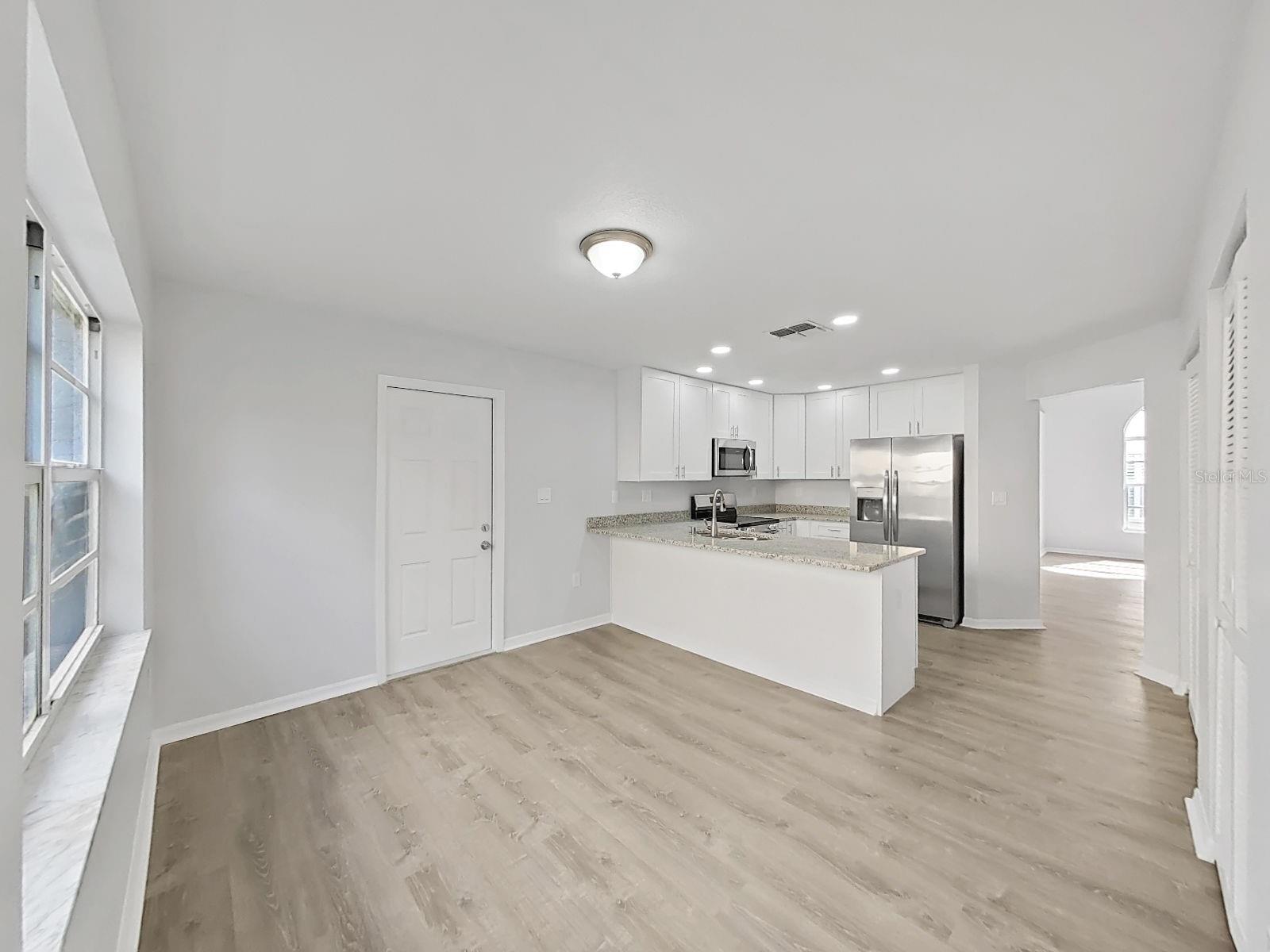 Listing photo id 13 for 4305 Northampton Drive