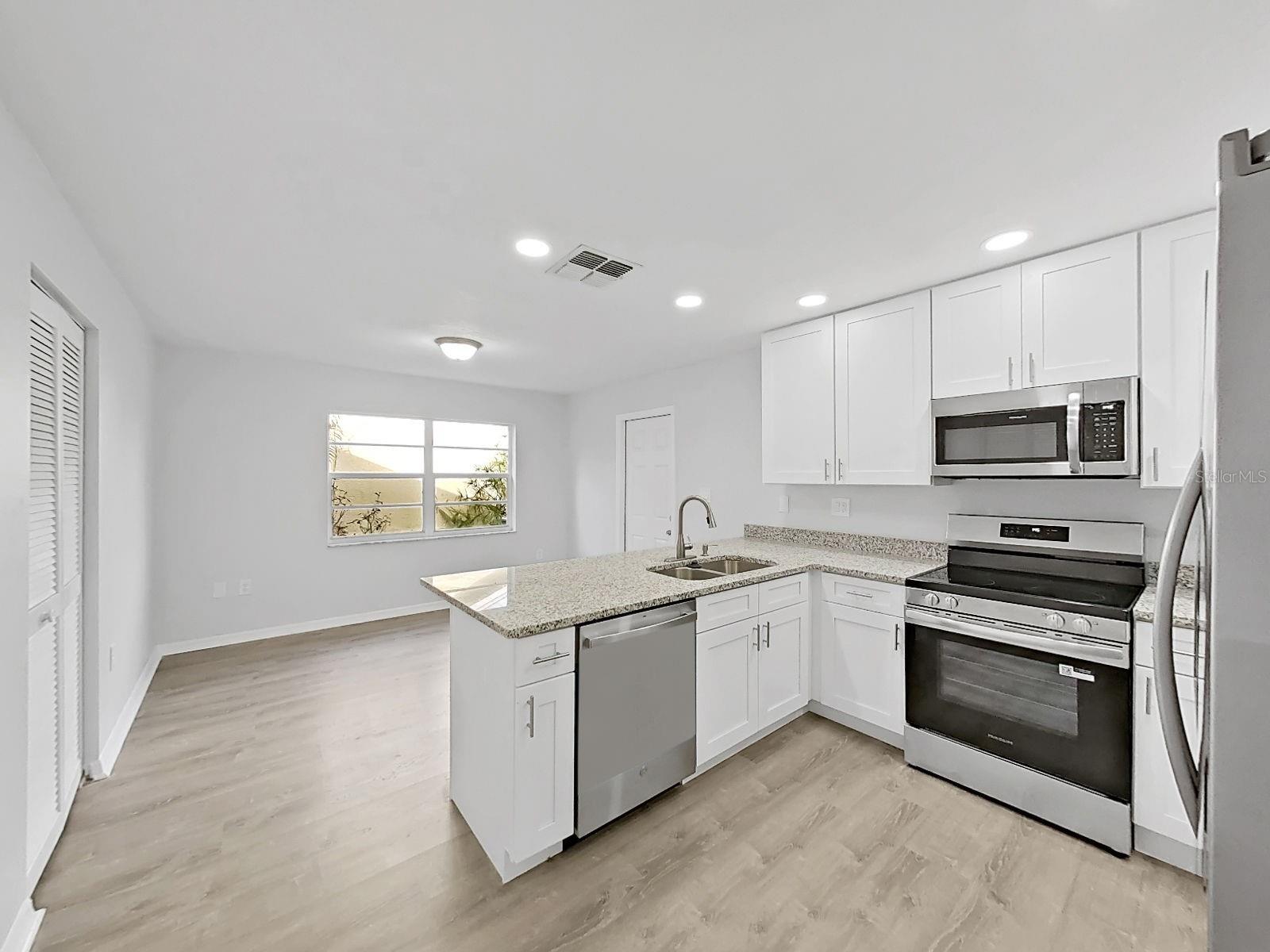 Listing photo id 17 for 4305 Northampton Drive