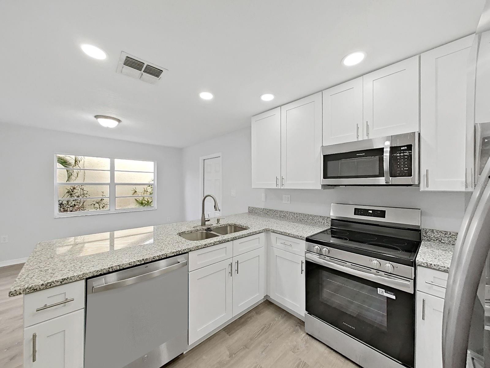 Listing photo id 18 for 4305 Northampton Drive