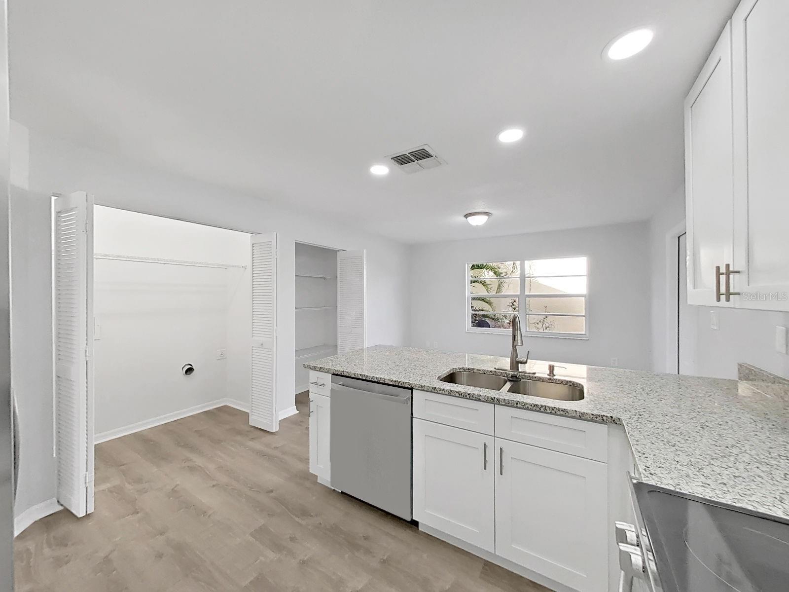 Listing photo id 19 for 4305 Northampton Drive