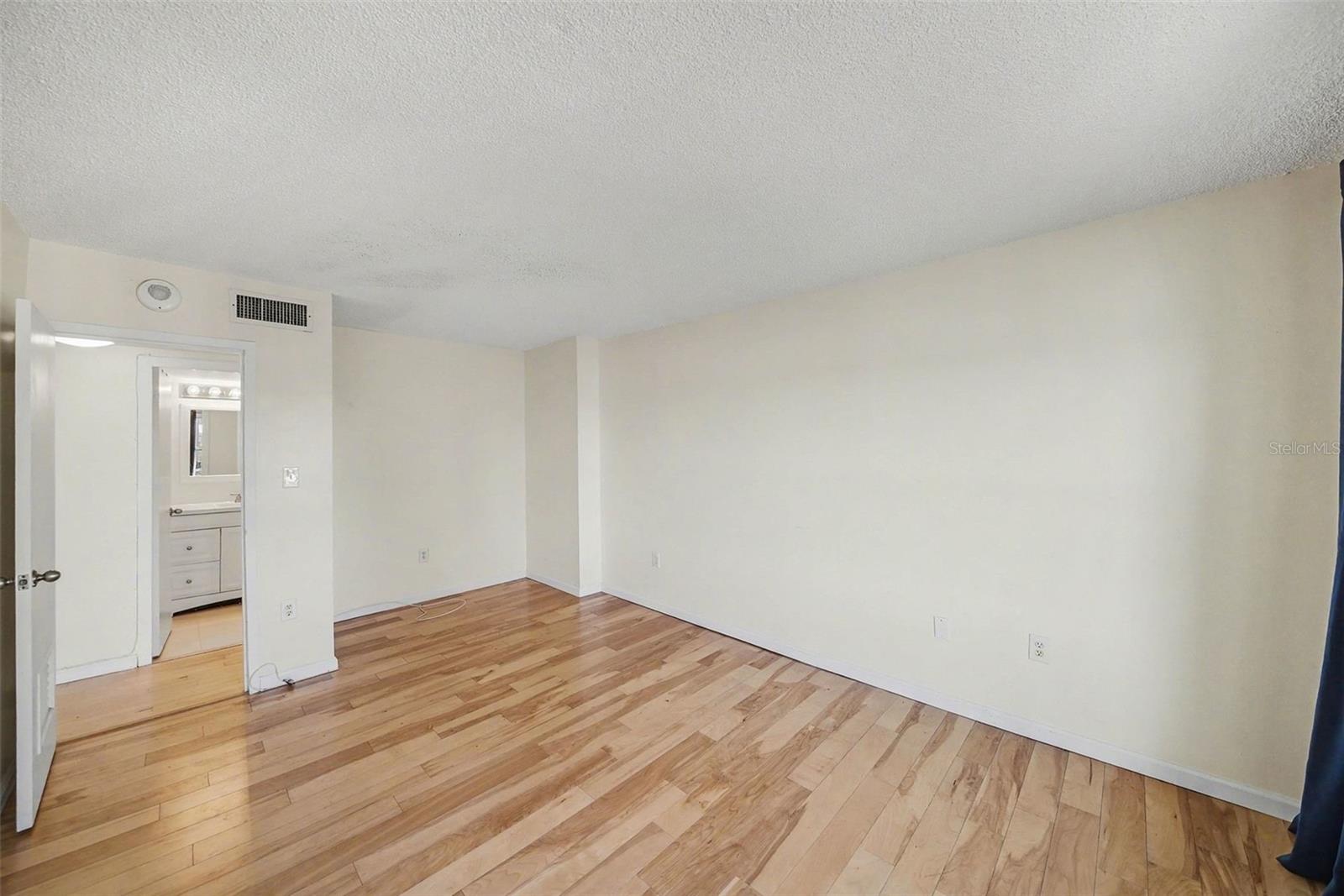 Image 18 of 40 For 2401 Bayshore Boulevard 1007