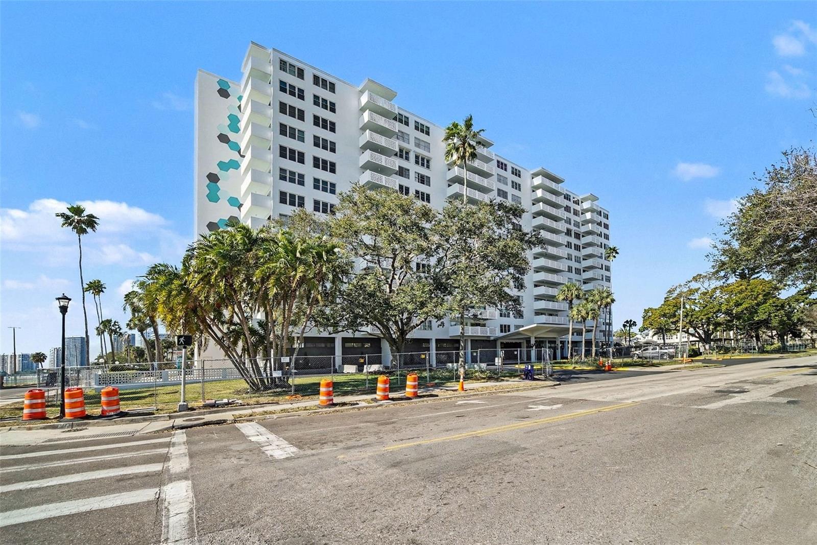 Image 2 of 40 For 2401 Bayshore Boulevard 1007