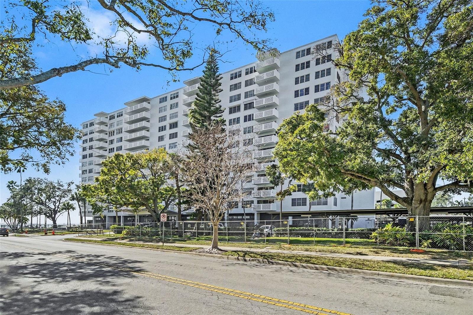 Image 35 of 40 For 2401 Bayshore Boulevard 1007