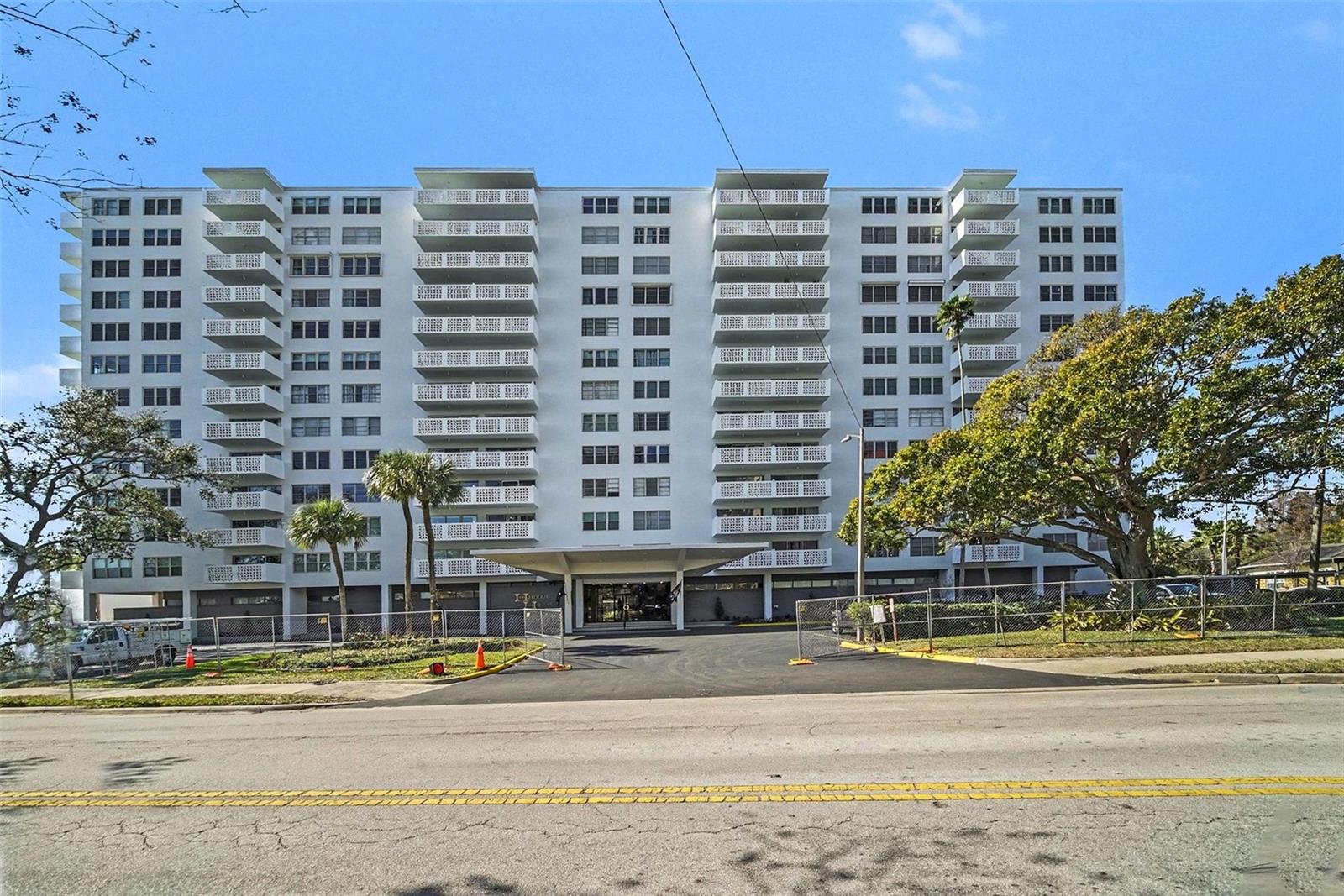 Image 36 of 40 For 2401 Bayshore Boulevard 1007