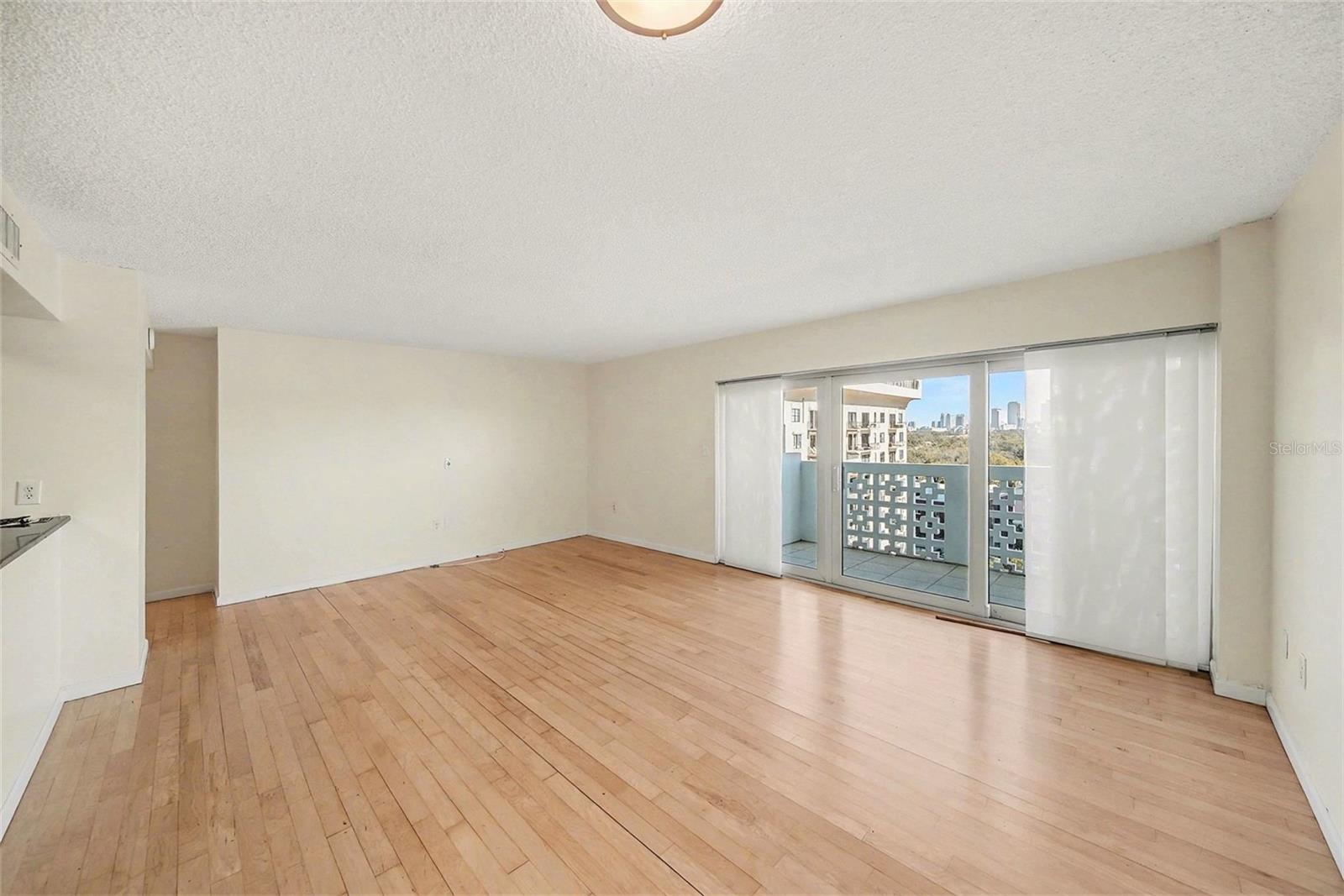 Image 9 of 40 For 2401 Bayshore Boulevard 1007