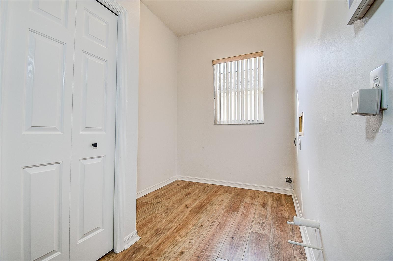 Listing photo id 14 for 15906 Prince William Place