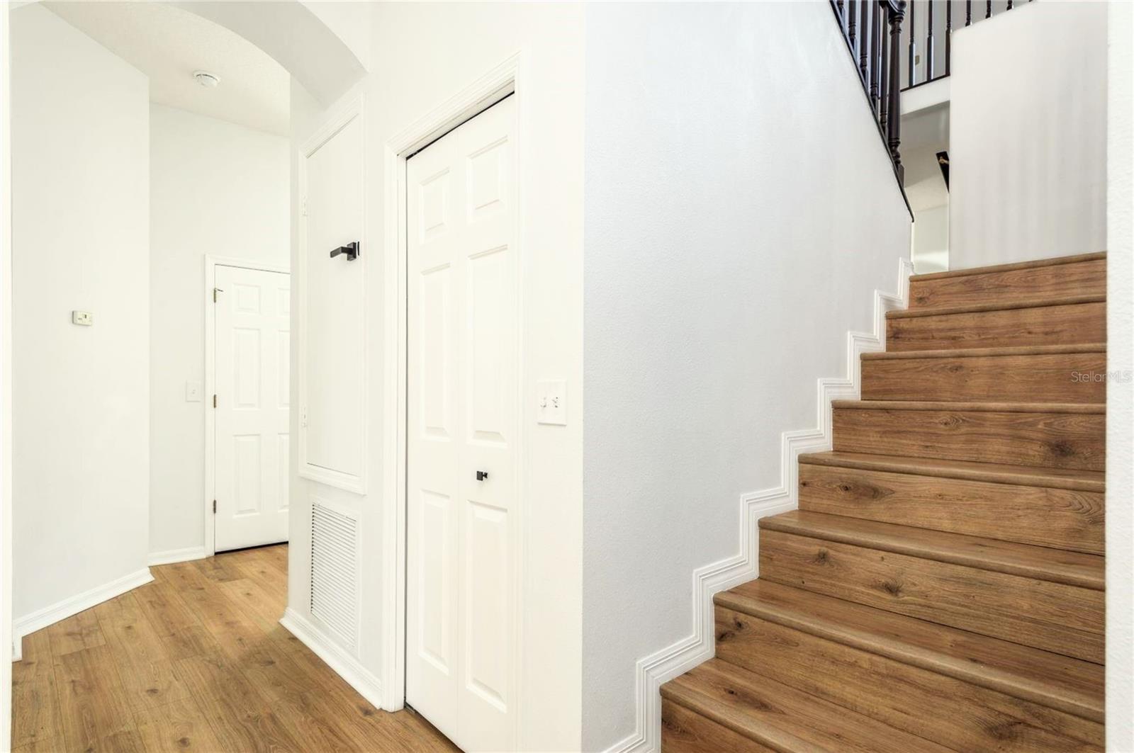 Listing photo id 17 for 15906 Prince William Place