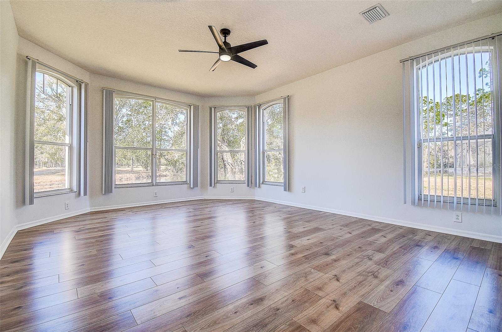 Listing photo id 25 for 15906 Prince William Place