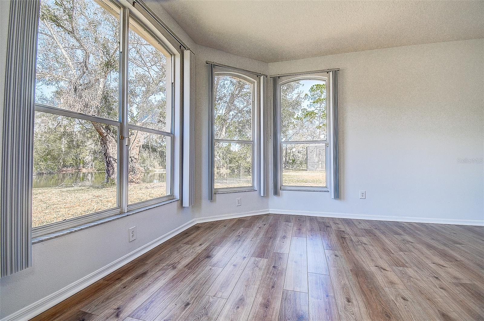 Listing photo id 27 for 15906 Prince William Place