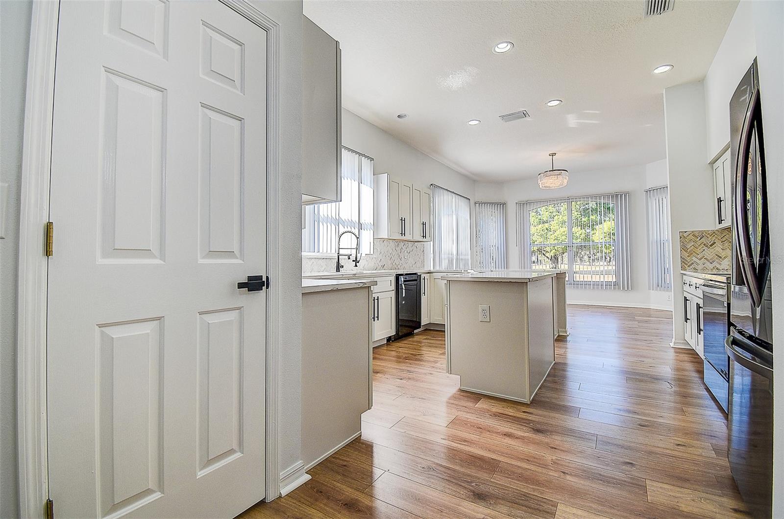 Listing photo id 5 for 15906 Prince William Place