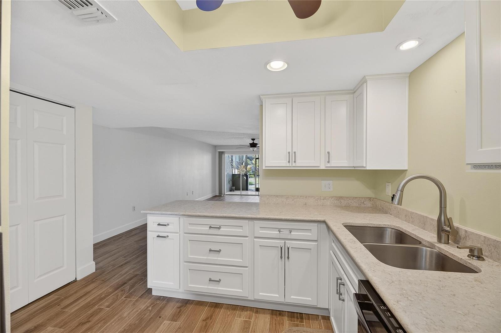 Listing photo id 11 for 1028 Apollo Beach Boulevard 23