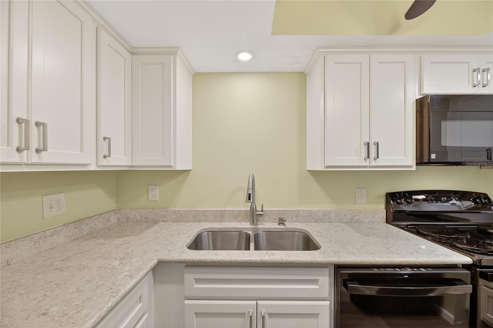 Listing photo id 13 for 1028 Apollo Beach Boulevard 23