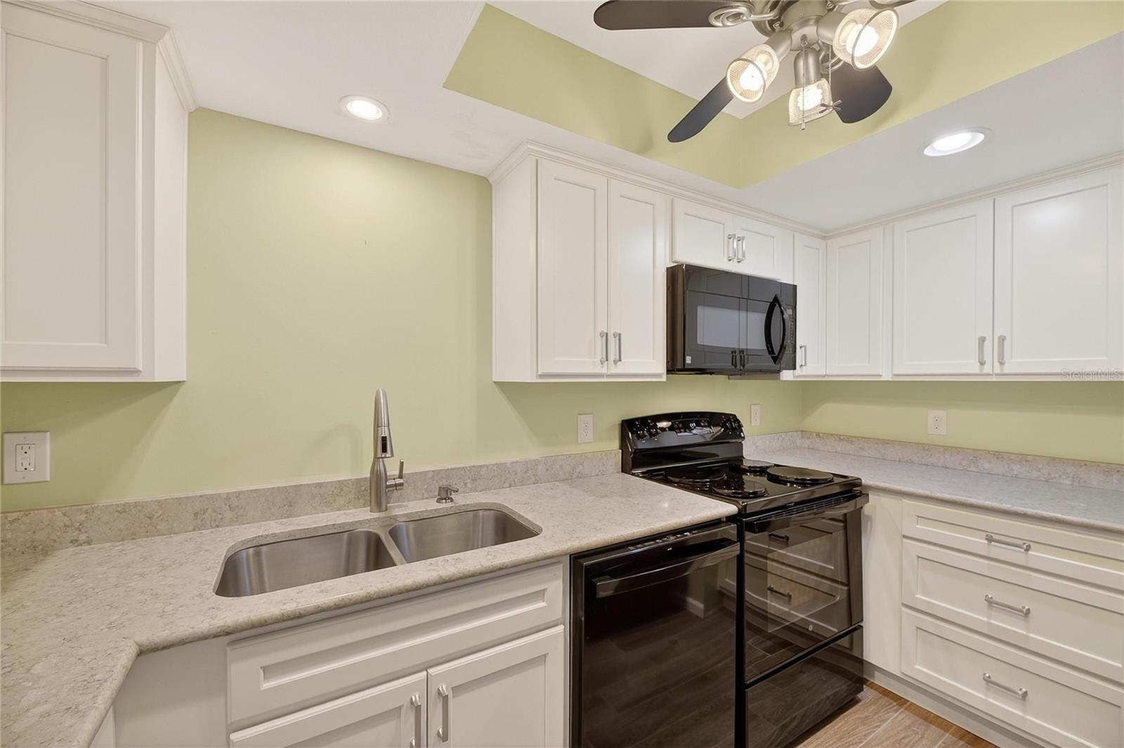 Listing photo id 14 for 1028 Apollo Beach Boulevard 23