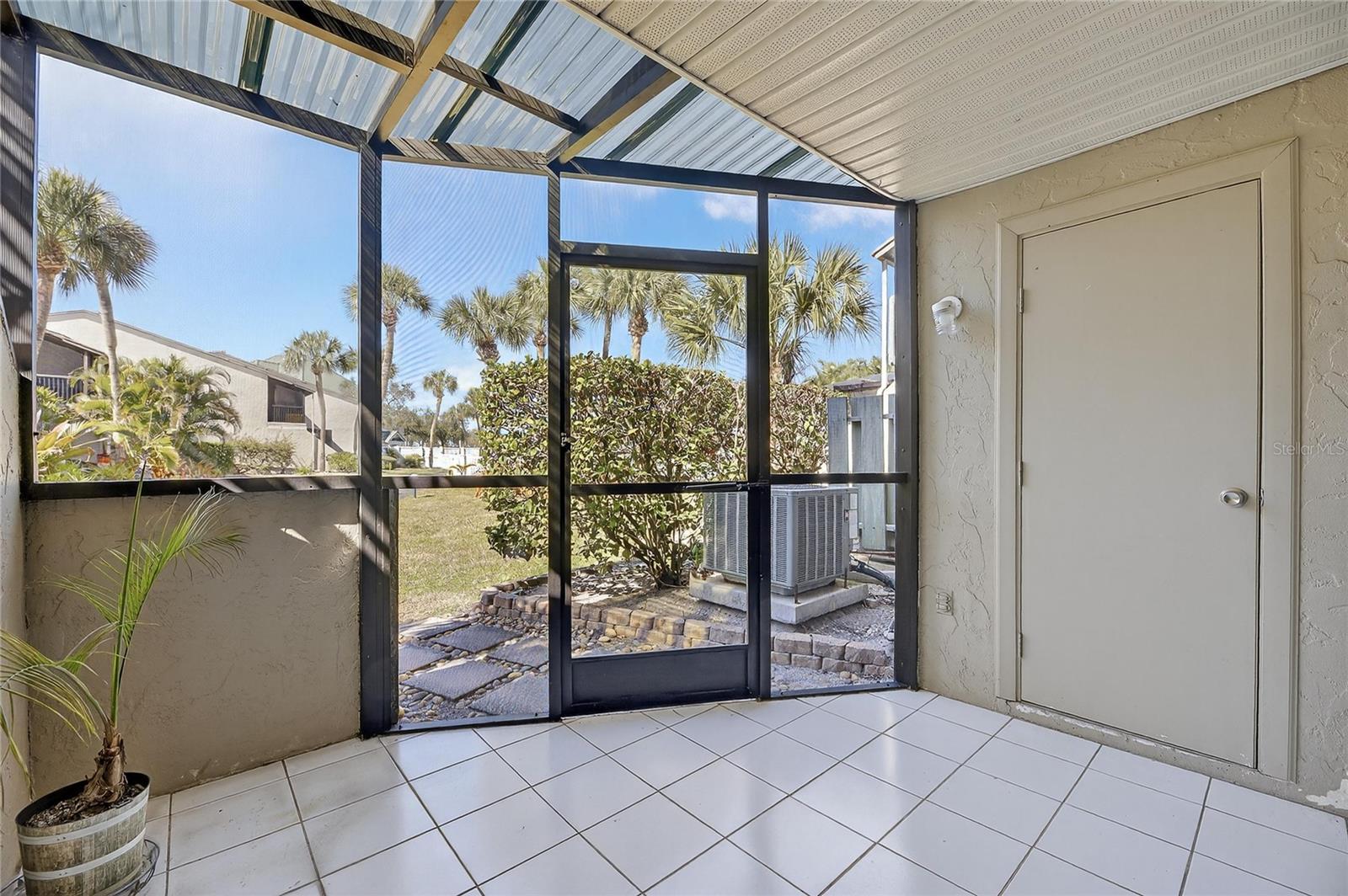 Listing photo id 23 for 1028 Apollo Beach Boulevard 23