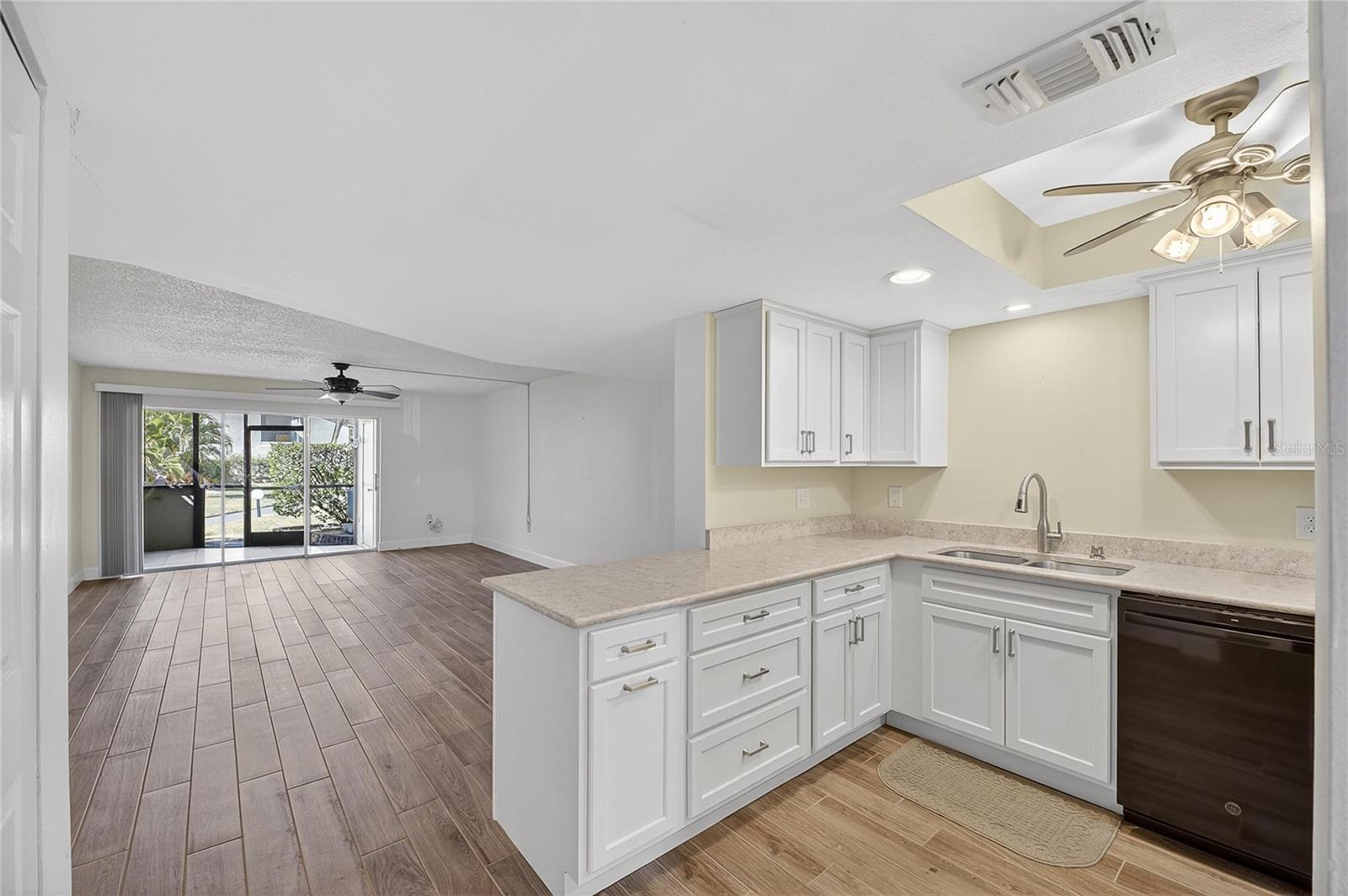 Listing photo id 6 for 1028 Apollo Beach Boulevard 23