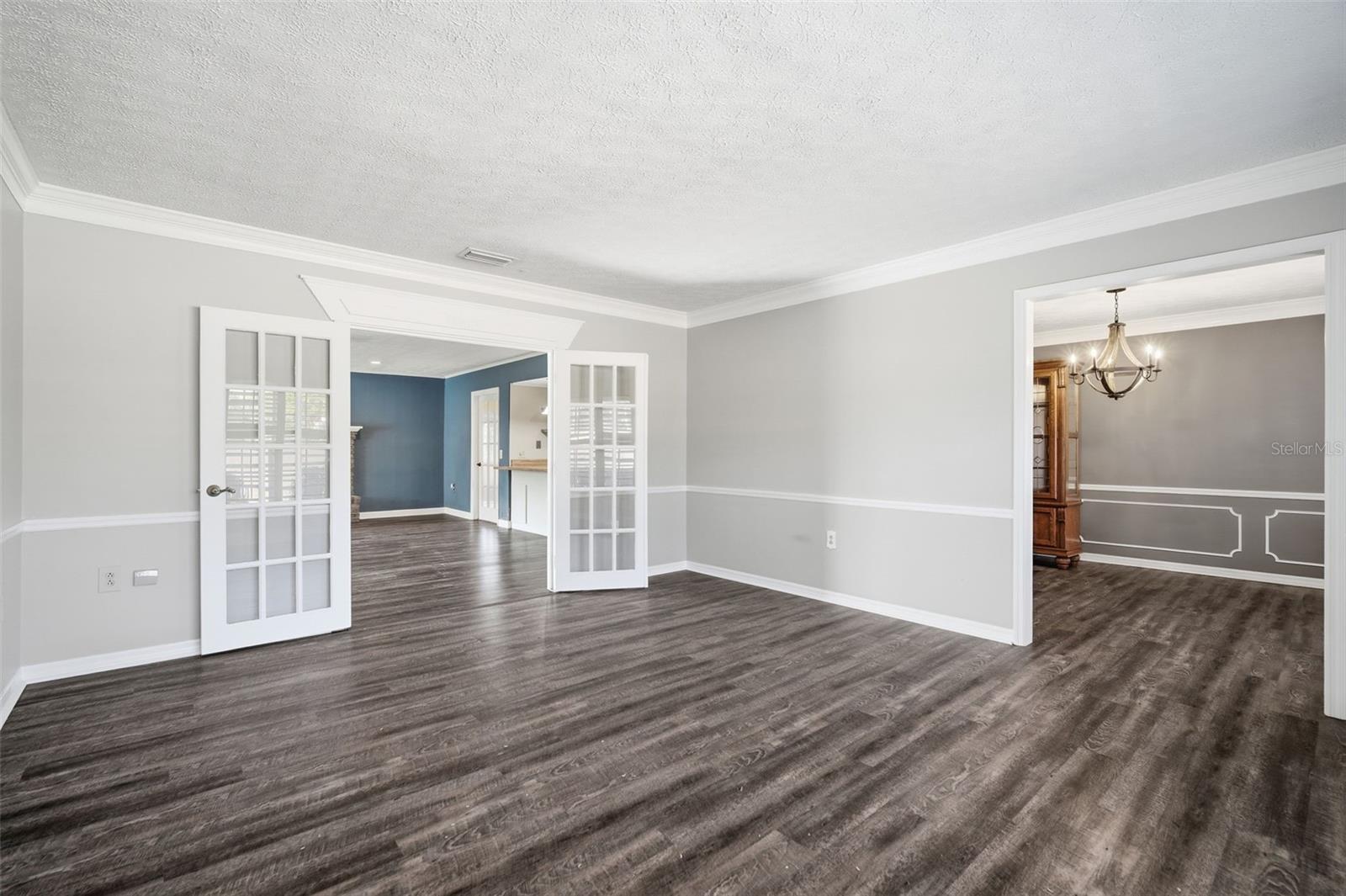 Listing photo id 10 for 2842 Springdell Circle