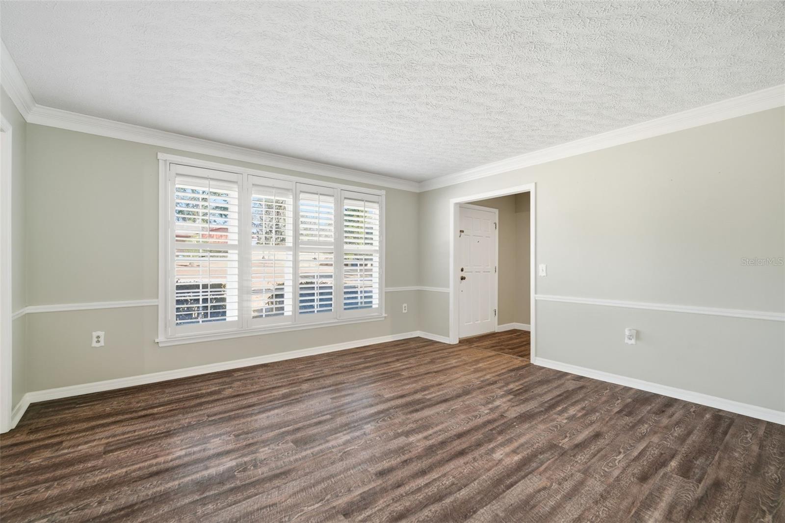 Listing photo id 14 for 2842 Springdell Circle