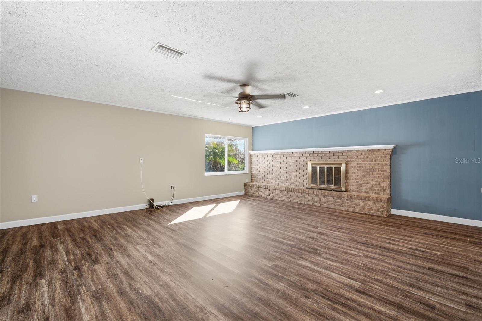 Listing photo id 16 for 2842 Springdell Circle