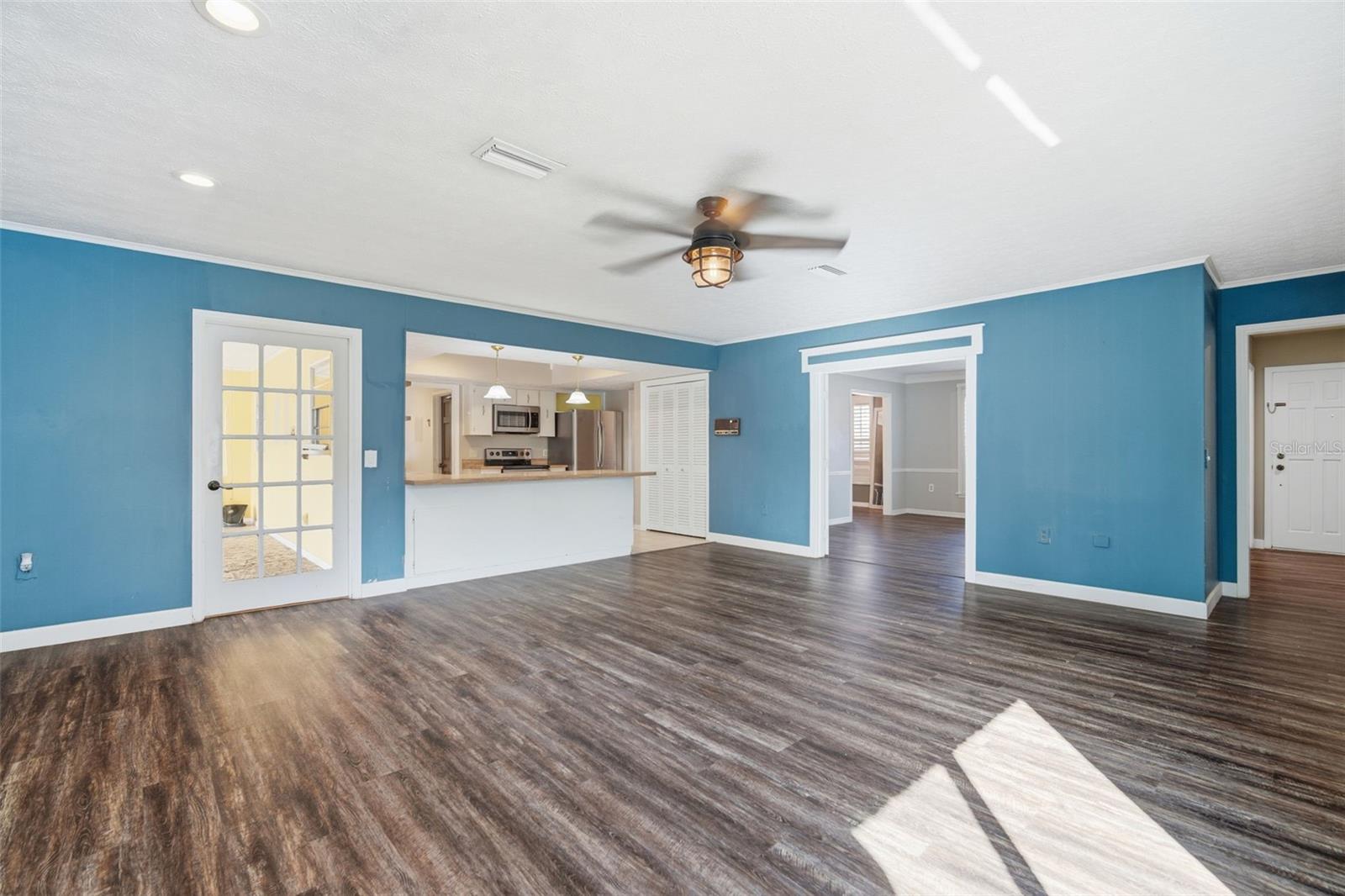 Listing photo id 21 for 2842 Springdell Circle