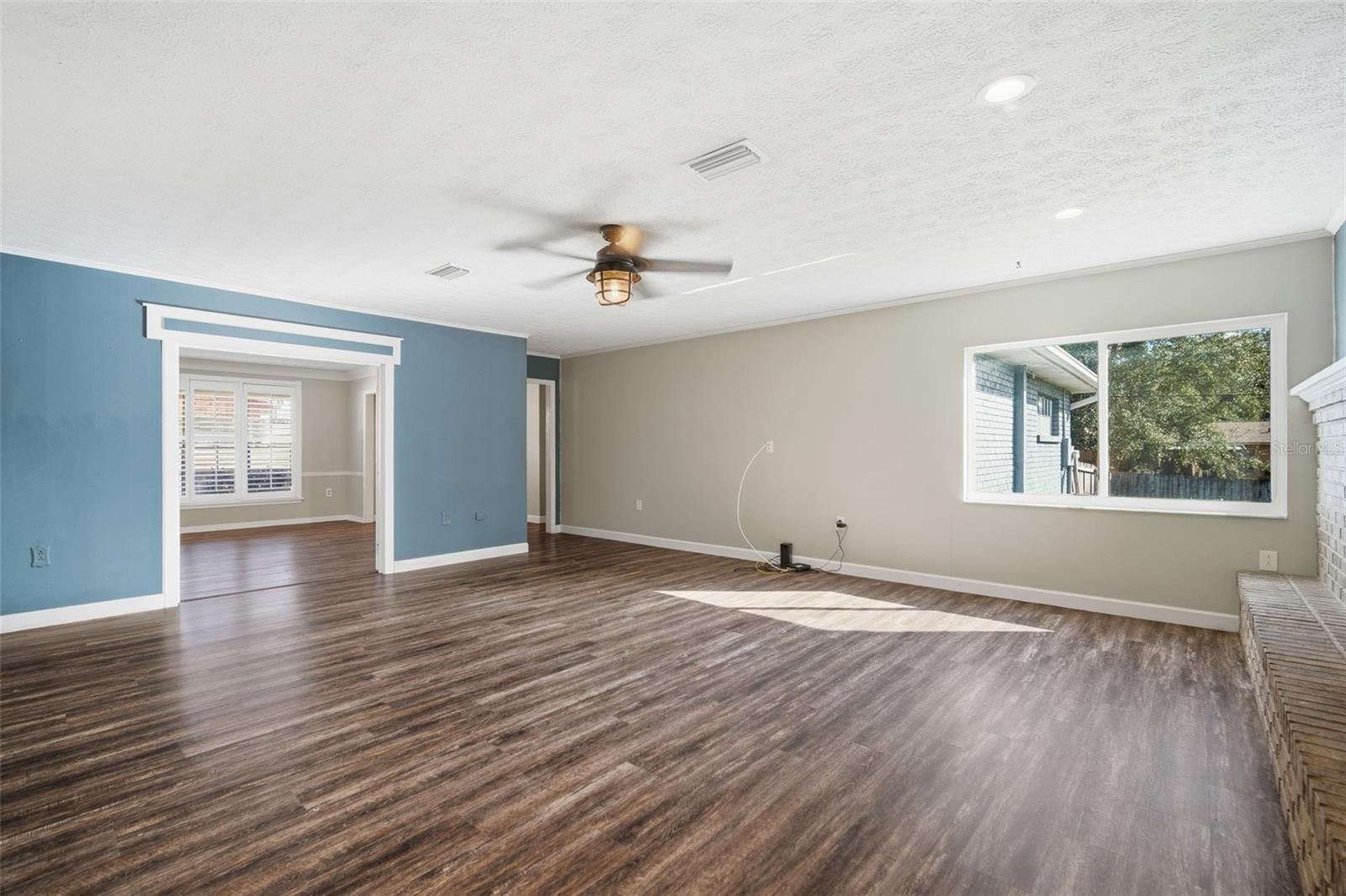 Listing photo id 23 for 2842 Springdell Circle