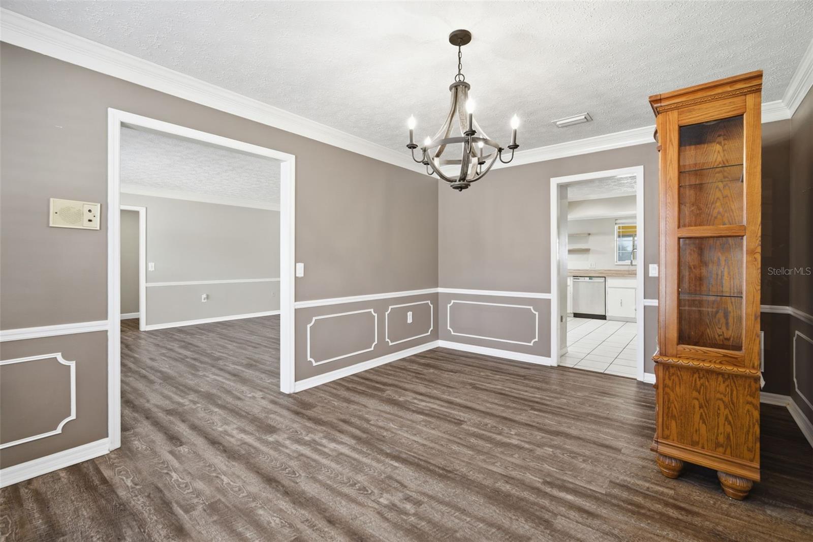 Listing photo id 28 for 2842 Springdell Circle