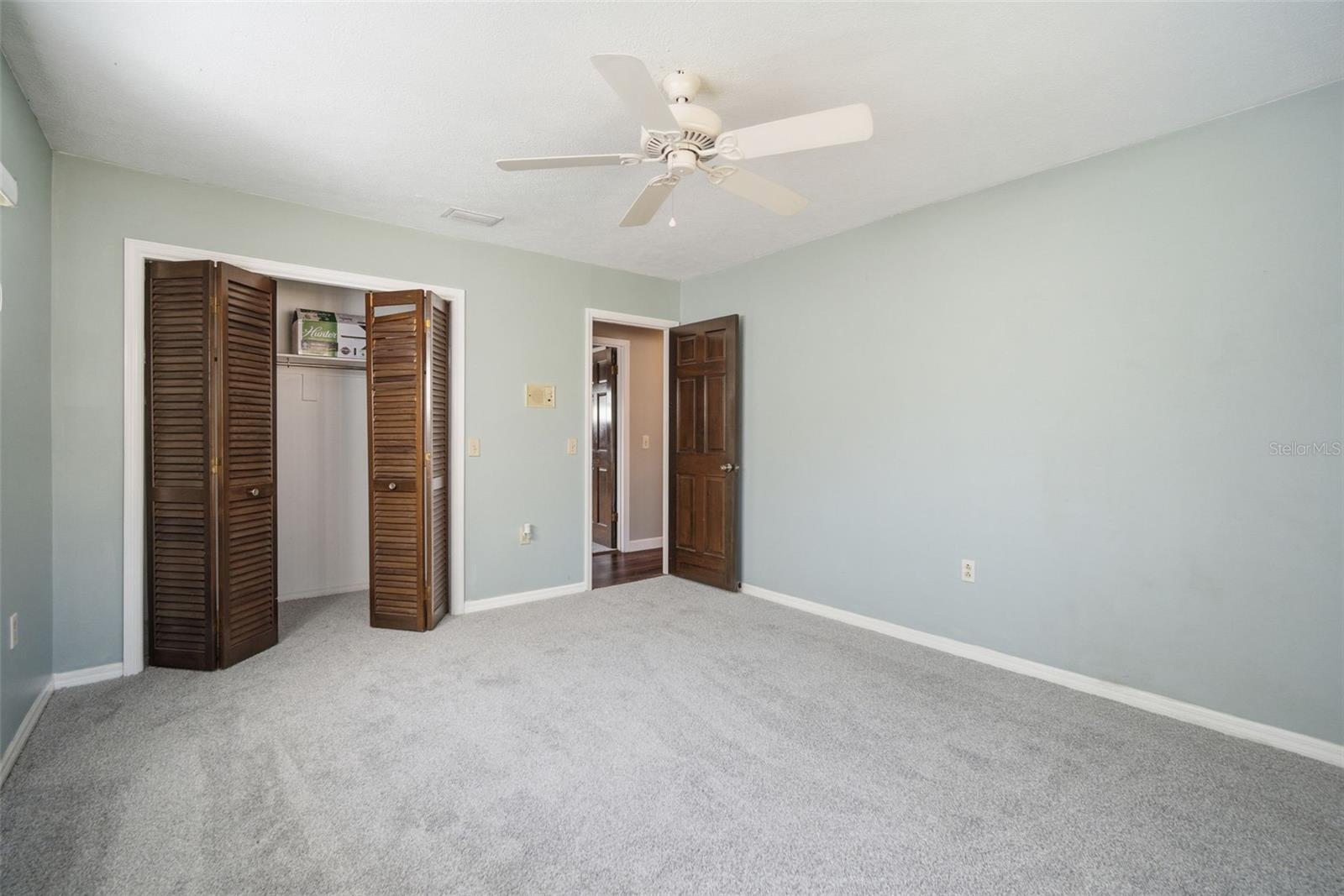 Listing photo id 39 for 2842 Springdell Circle