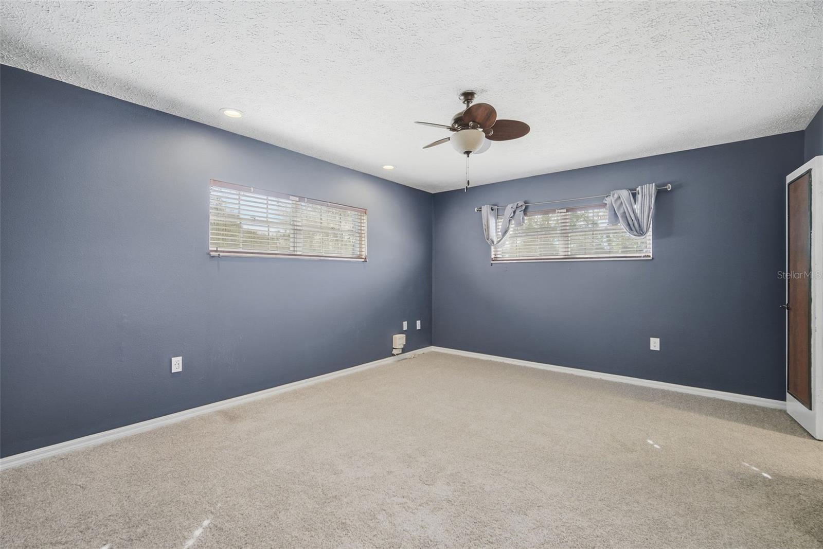 Listing photo id 41 for 2842 Springdell Circle