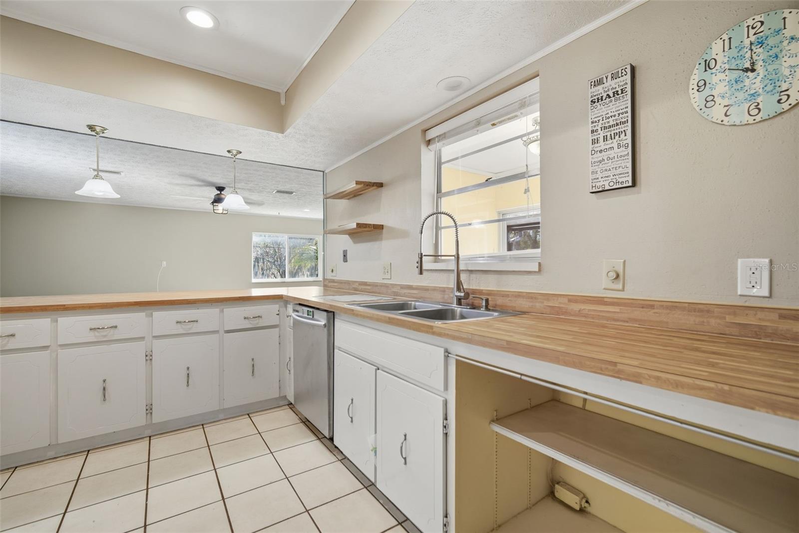 Listing photo id 46 for 2842 Springdell Circle