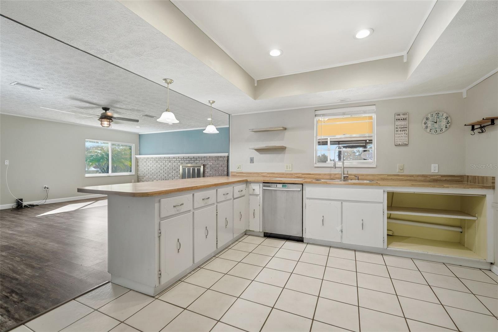 Listing photo id 47 for 2842 Springdell Circle