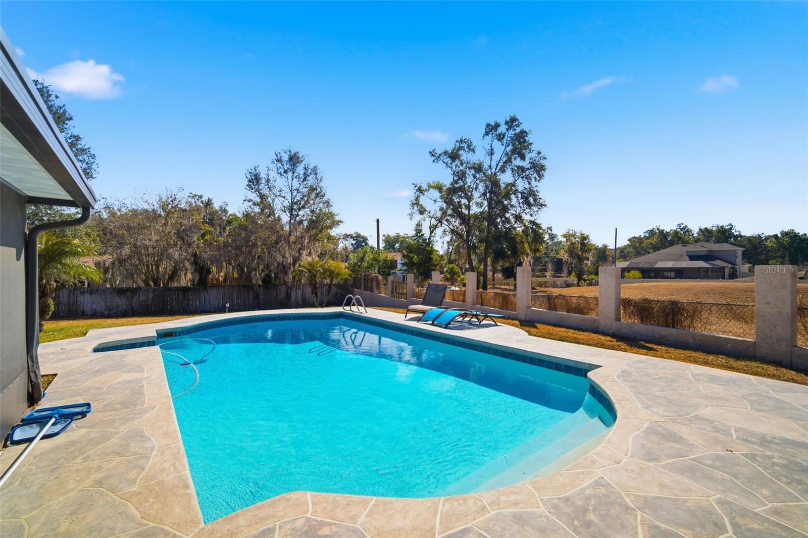 Listing photo id 65 for 2842 Springdell Circle