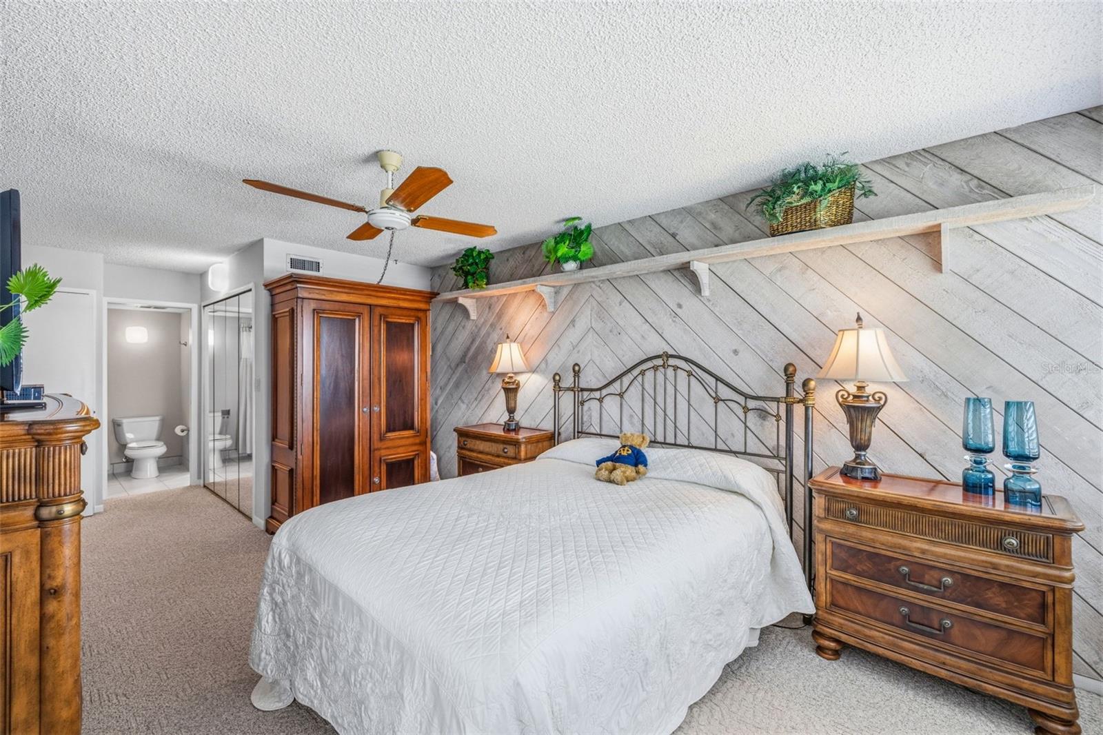 Image 17 of 67 For 9415 Blind Pass Road 702