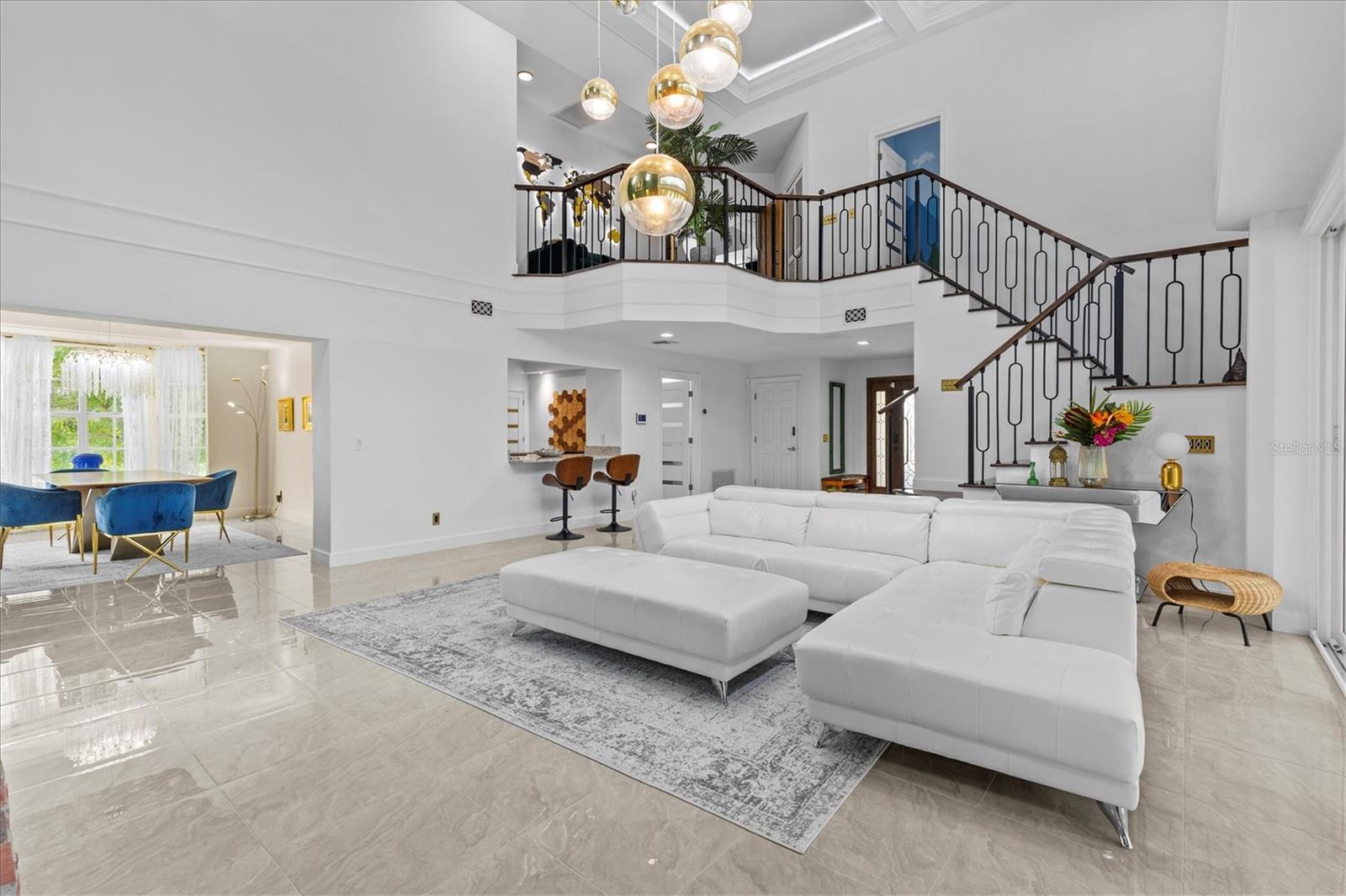 Listing photo id 14 for 5914 La Rosa Lane