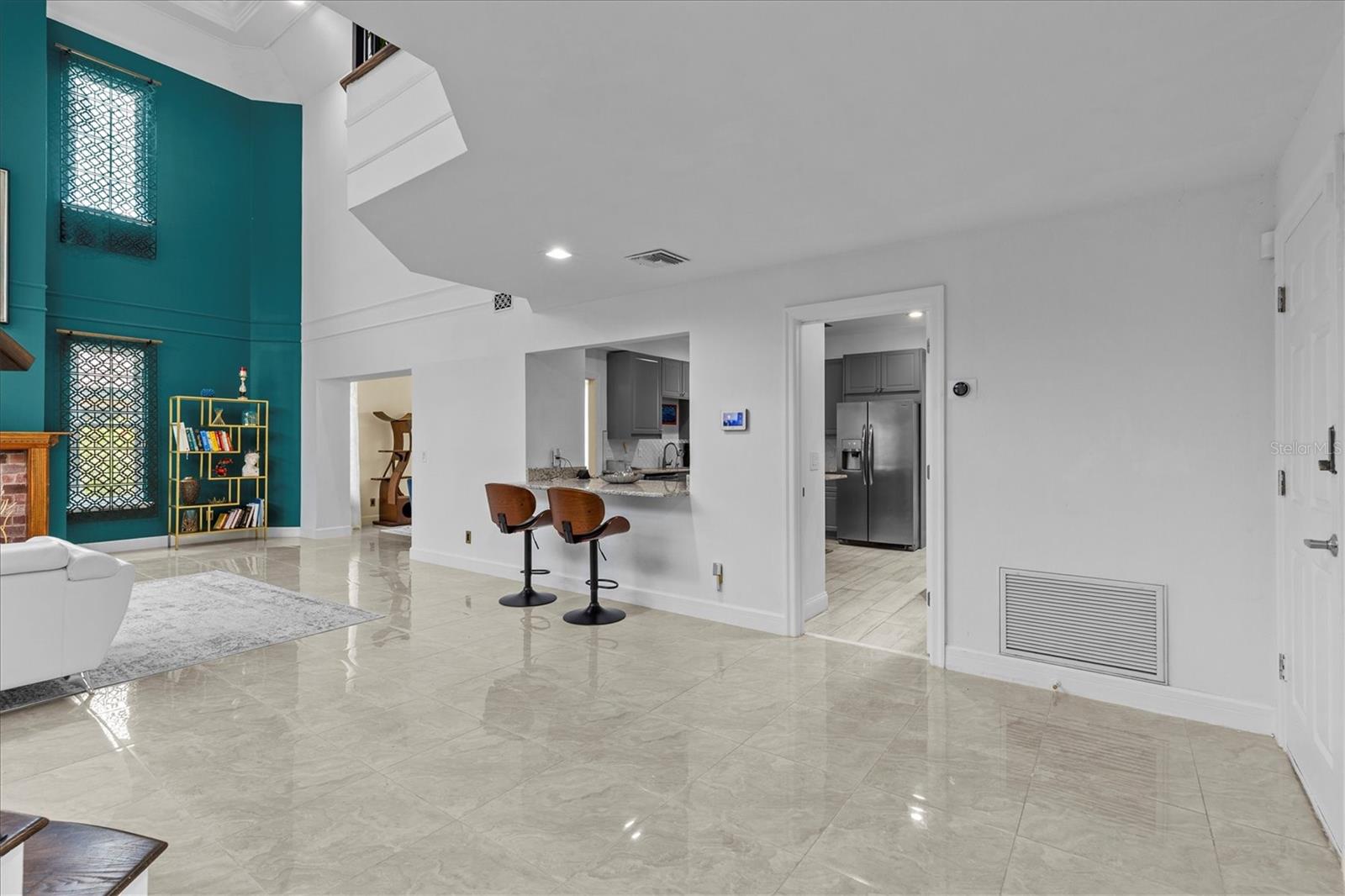 Listing photo id 15 for 5914 La Rosa Lane