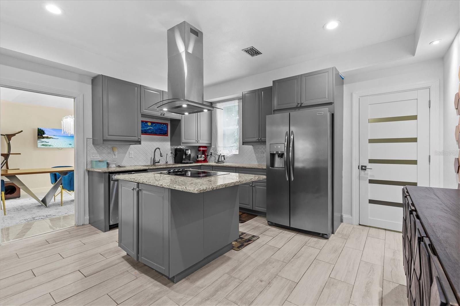 Listing photo id 16 for 5914 La Rosa Lane