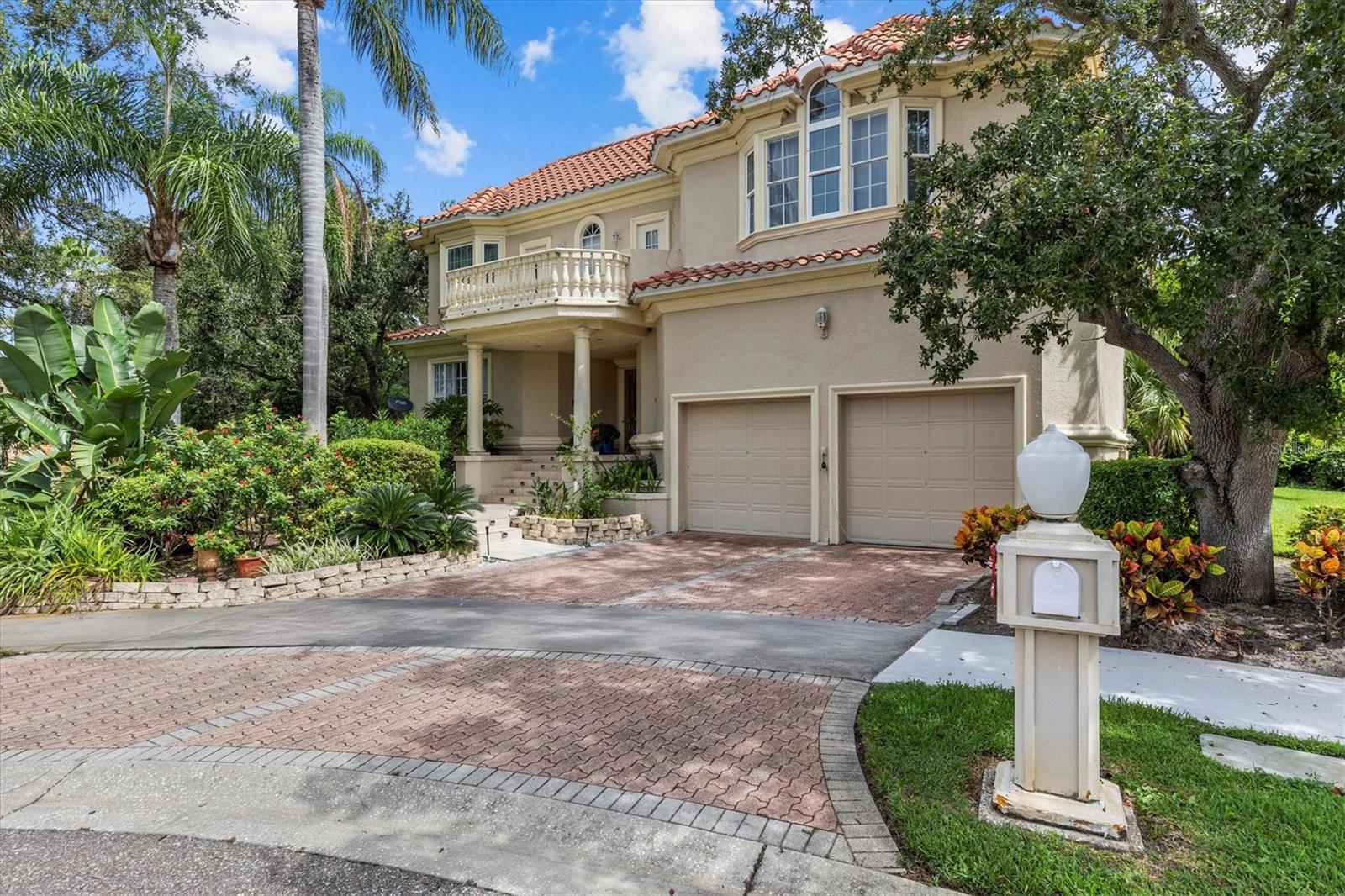 Listing photo id 0 for 5914 La Rosa Lane